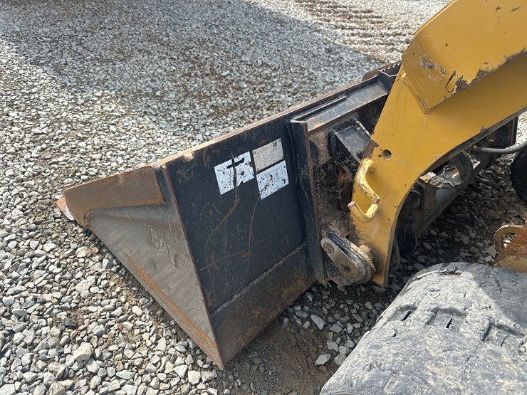 2017-caterpillar-239d-image-30