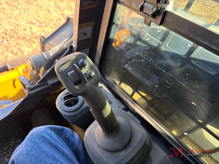 2023-deere-317g-image-17