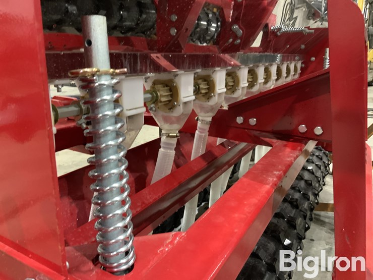 2025-massey-ferguson-730-image-14