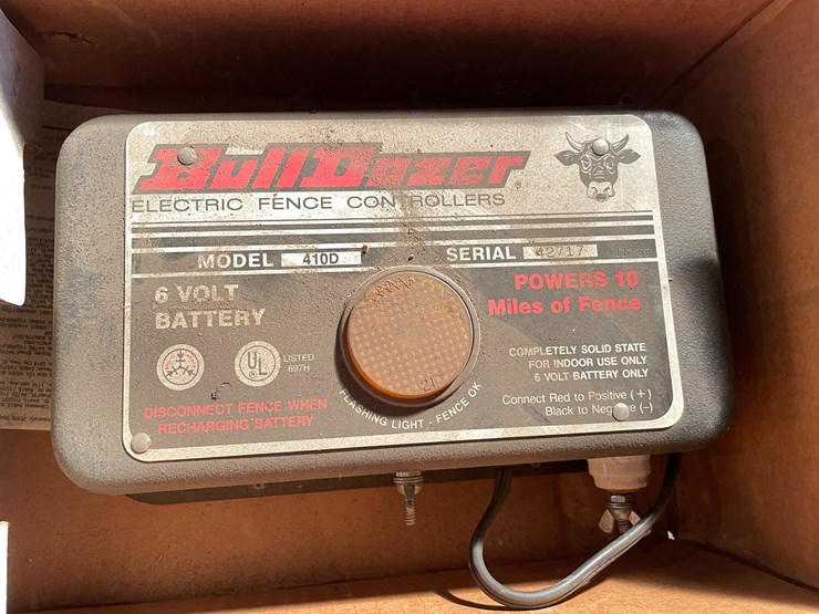 #2545-•-(2)-electric-fencers-image-4