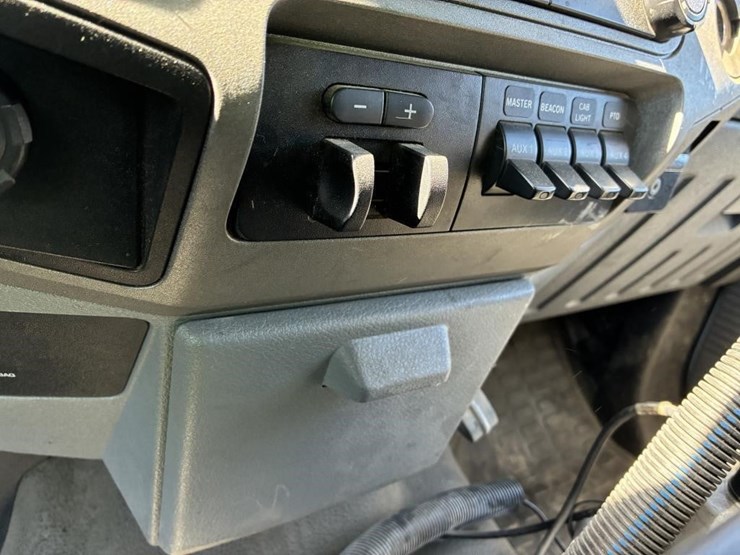 2011-ford-f550-image-16