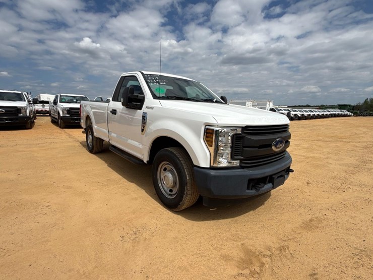 2018-ford-f250-xl-image-1