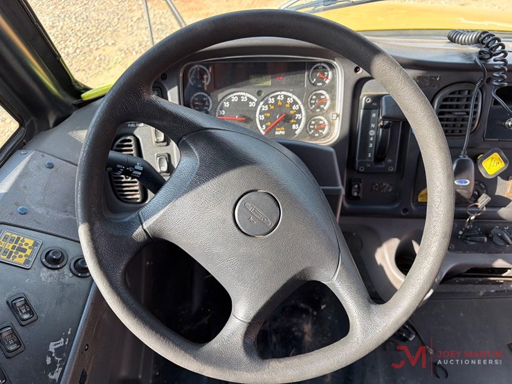 2008-thomas-saf-t-liner-c2-image-16