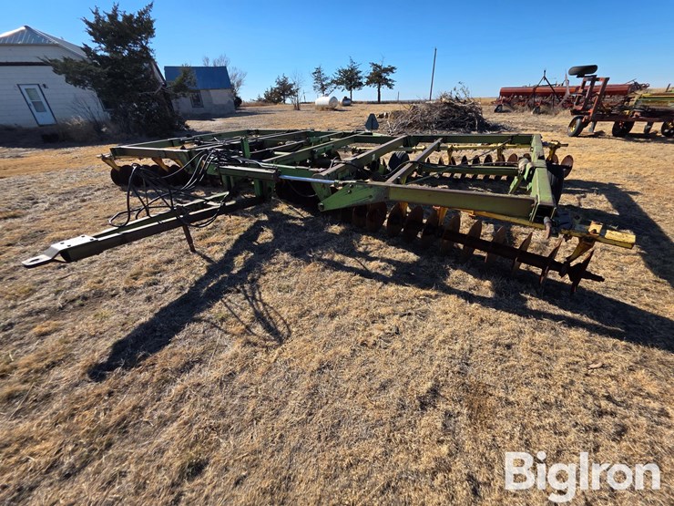 john-deere-330-image-1