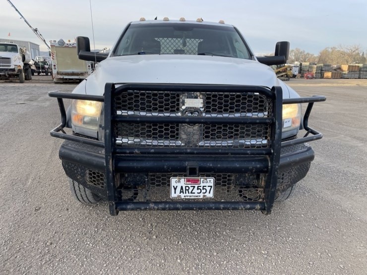 2014-ram-5500-crew-cab-4x4-flatbed-truck-image-8