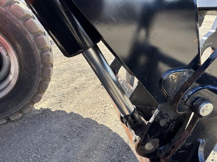 2016-jlg-8042-image-13