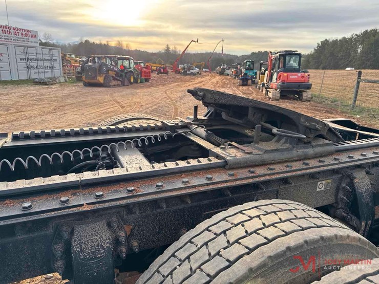 2019-peterbilt-567-image-24