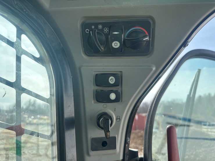 2017-caterpillar-239d-image-35