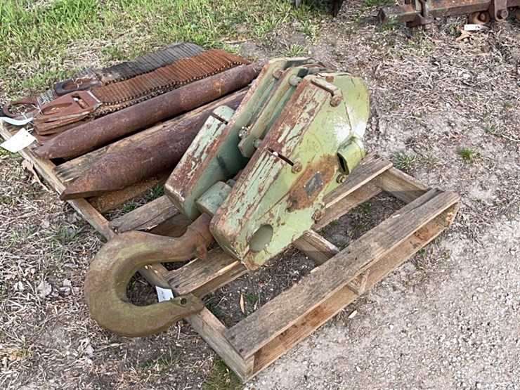 large-hook-and-pulley-image-1