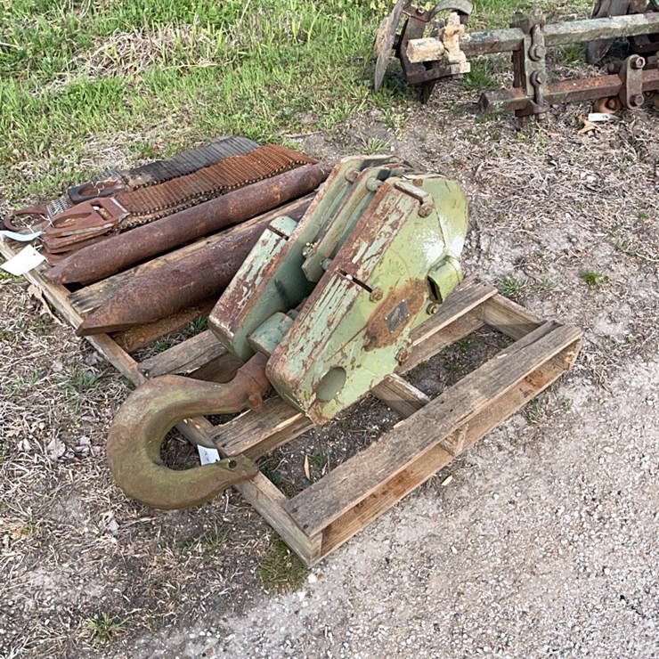 large hook and pulley