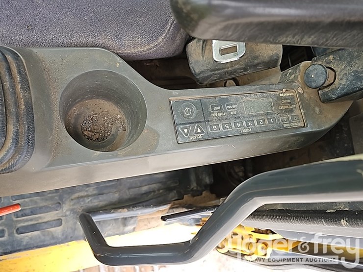 2016-komatsu-pc210-lc-11-image-35