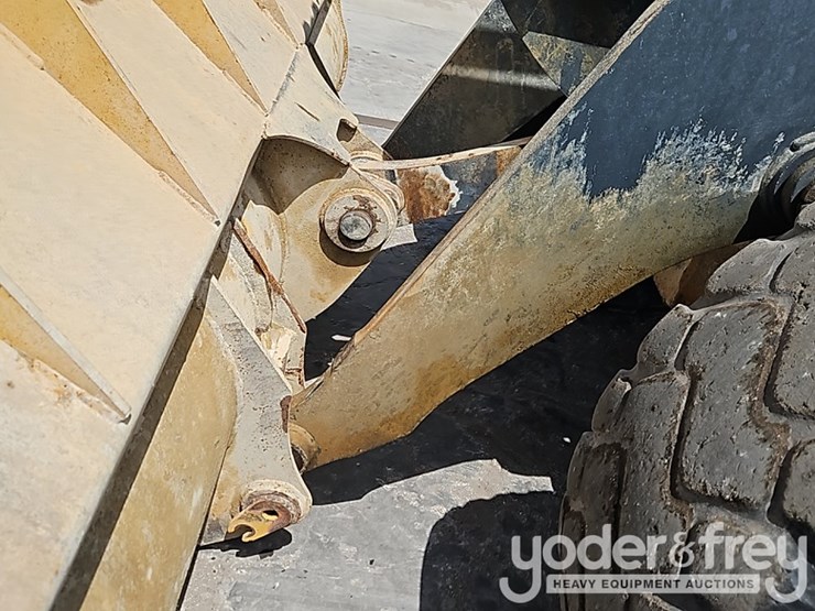 2017-deere-624k-image-15