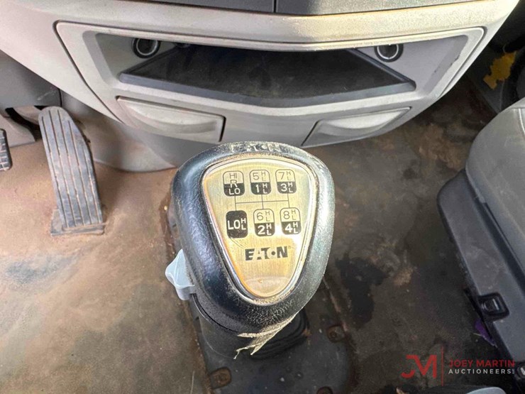 2019-peterbilt-567-image-32