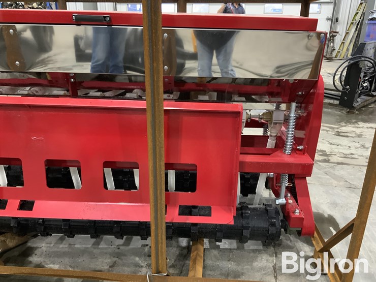 2025-massey-ferguson-730-image-11