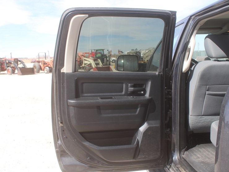 2015-dodge-3500-image-44