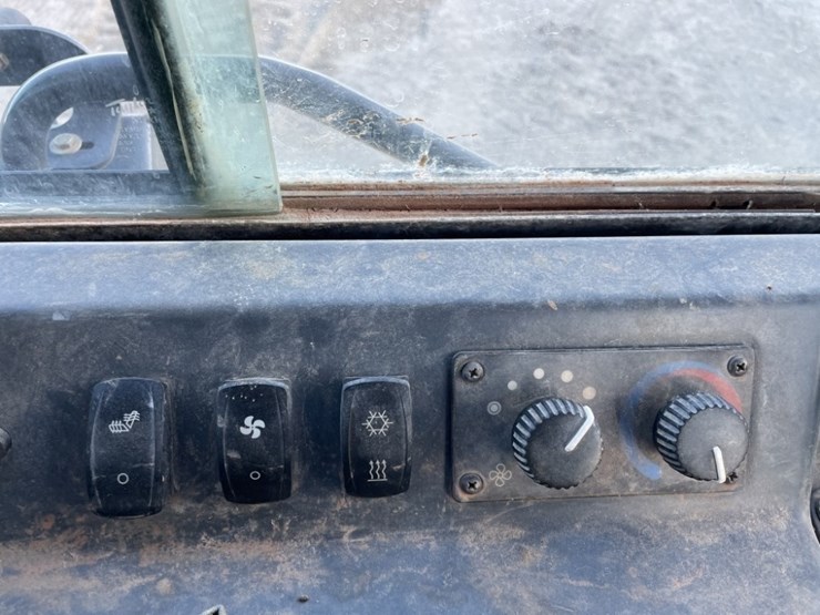 2013-deere-700k-lgp-image-37