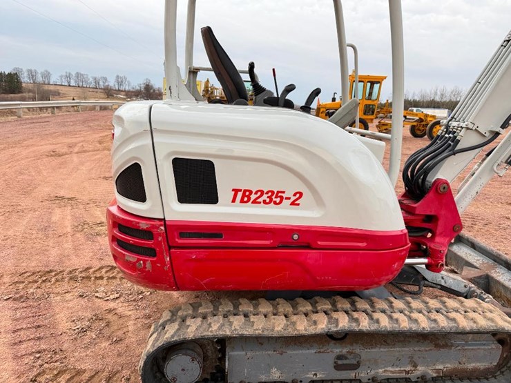 takeuchi-tb235-2-image-18