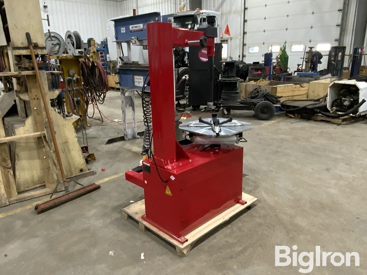 2025-massey-ferguson-730-image-5