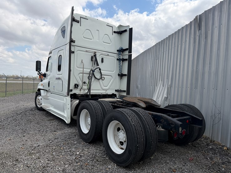 2018-freightliner-122sd-image-4