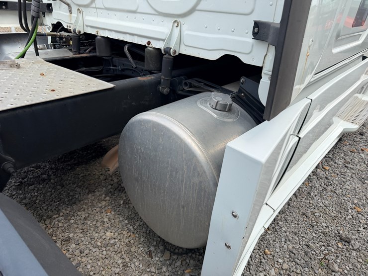 2018-freightliner-122sd-image-53