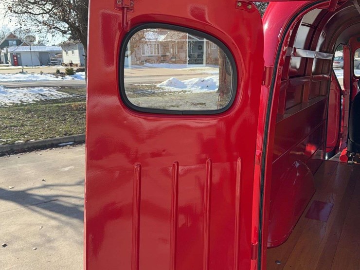 1937-international-d2-panel-truck-image-38