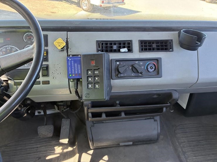 2003-freightliner-fl70-image-11