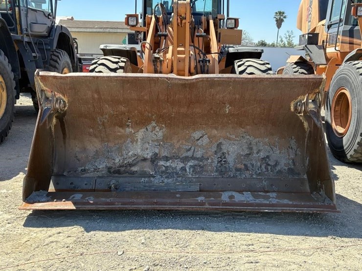 2009-case-721e-image-7