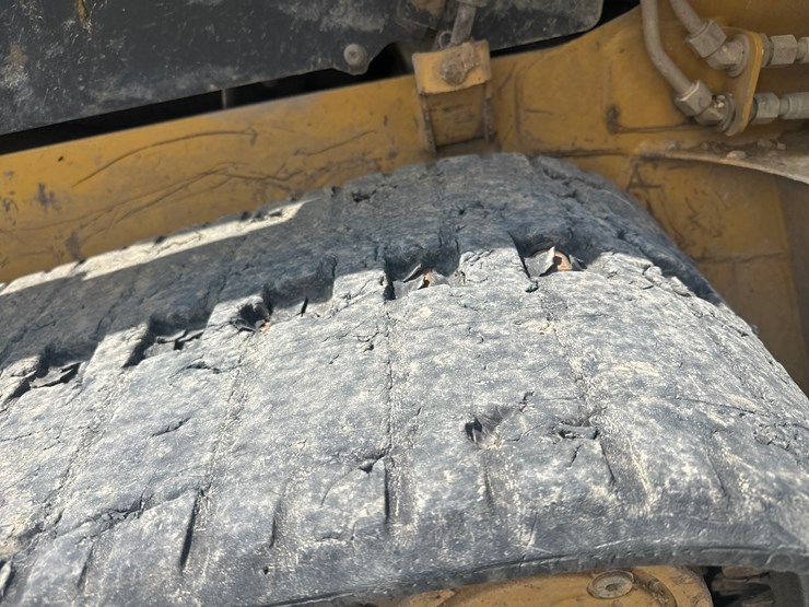 2017-caterpillar-239d-image-56