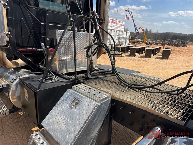 2001-mack-ch613-image-11