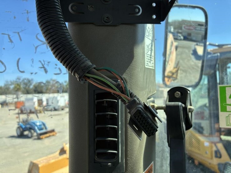 2009-case-721e-image-26