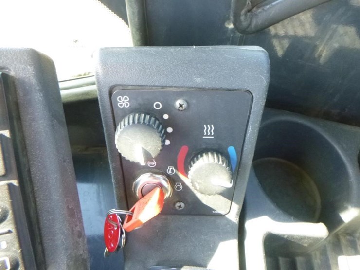 2005-deere-624j-image-30