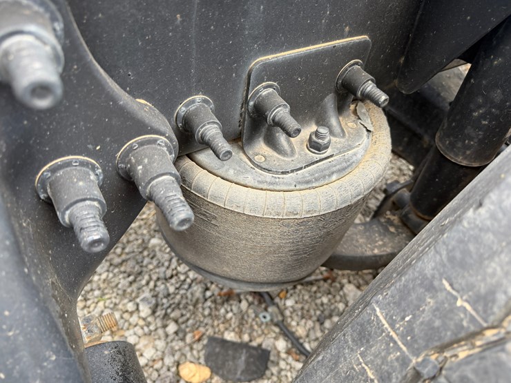 2018-freightliner-122sd-image-23