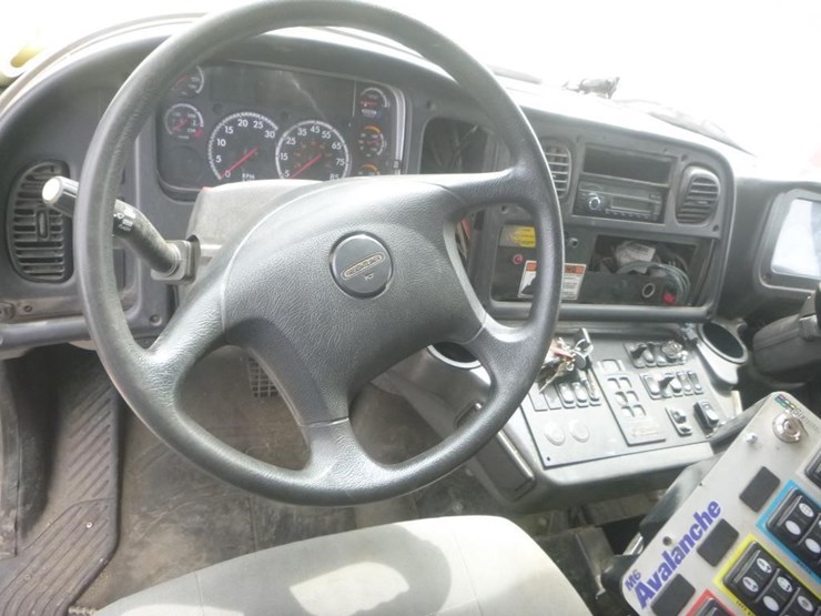 2016-freightliner-m2-106-image-13