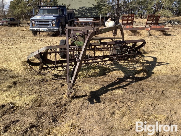 john-deere-lr2-pull-type-side-delivery-rake-image-2