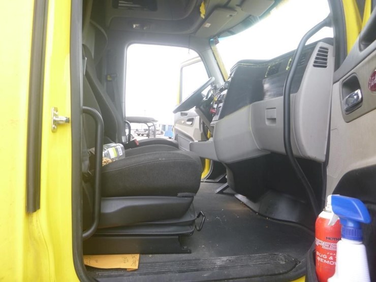 2024-peterbilt-579-image-12