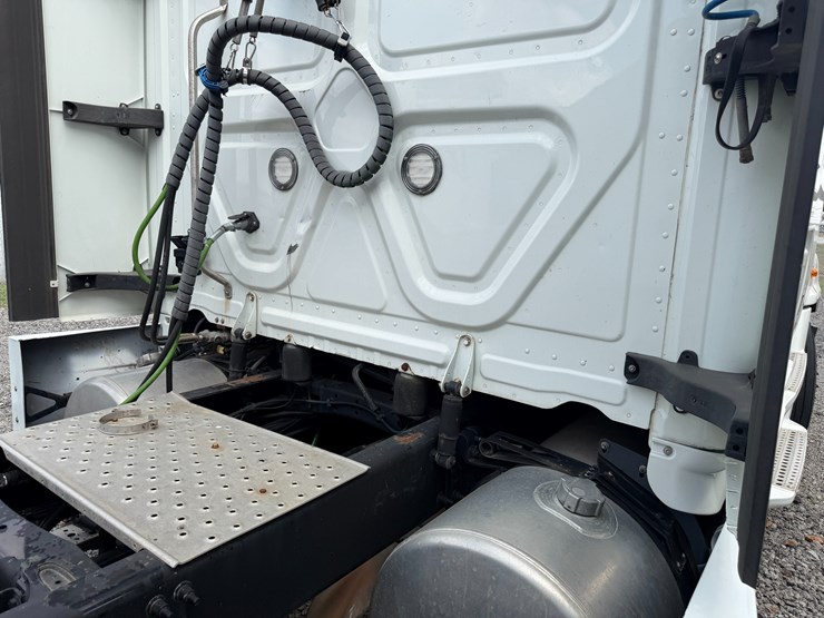 2018-freightliner-122sd-image-54