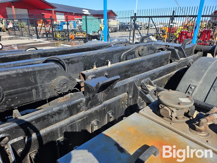 2009-sterling-l9500-image-15