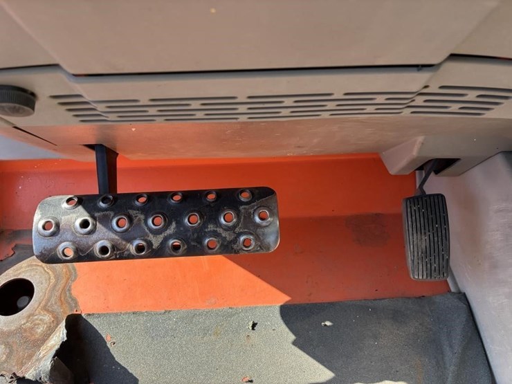 2015-jlg-1055-image-16