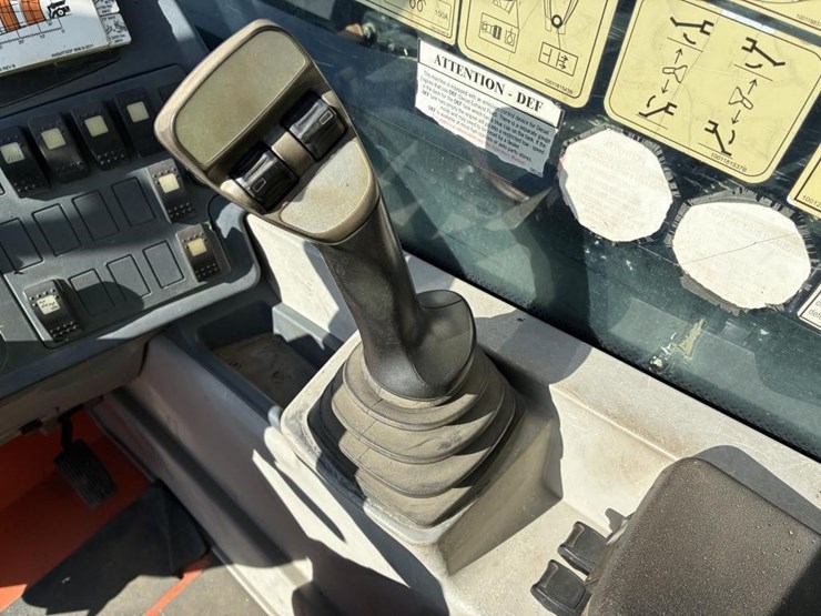 2015-jlg-1055-image-18