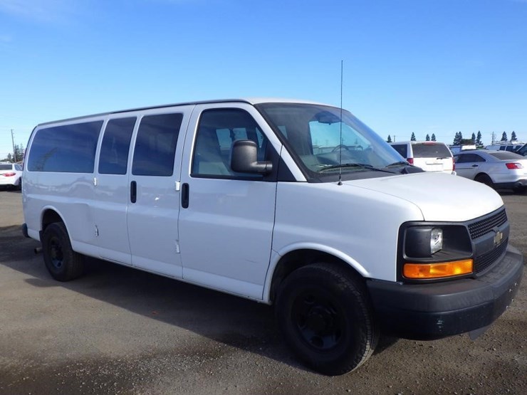 2013-chevrolet-express-3500-image-2