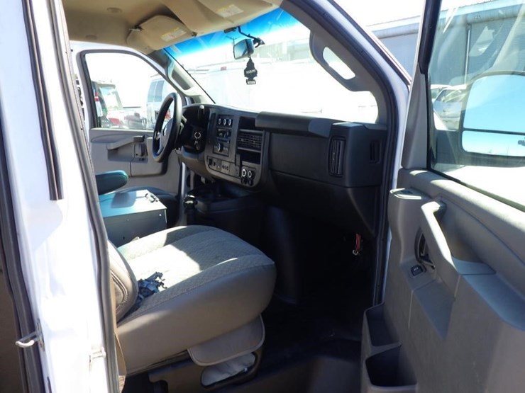 2017-chevrolet-express-2500-image-6