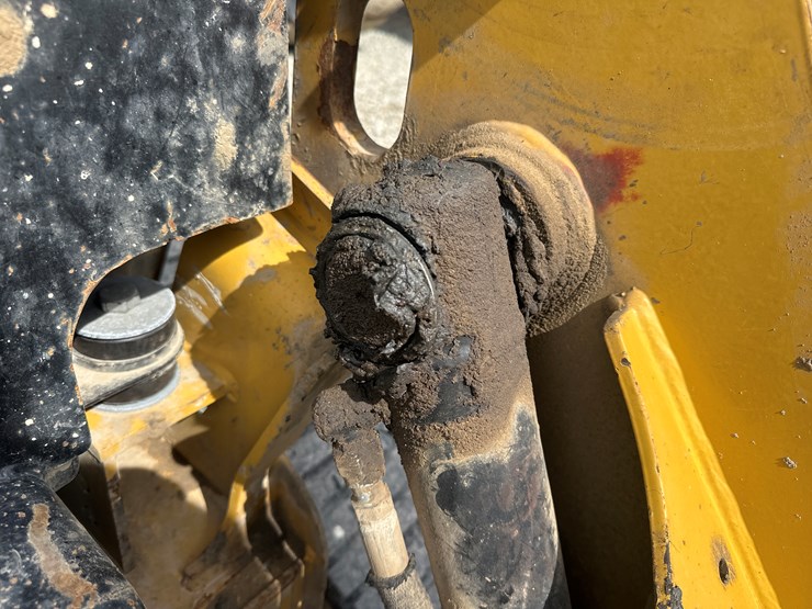 2017-caterpillar-239d-image-22