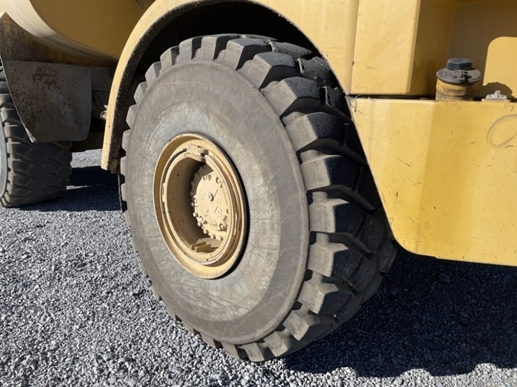 2013-caterpillar-740b-image-11