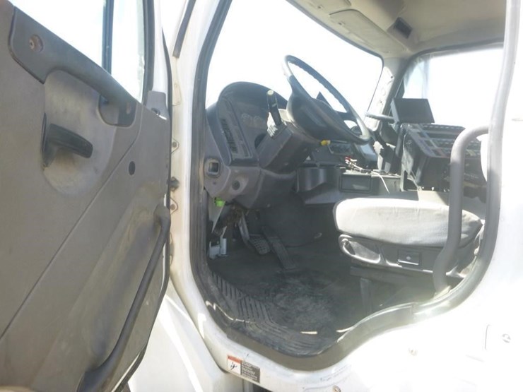 2017-freightliner-m2-106-image-12