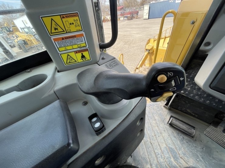 2015-caterpillar-d8t-image-50