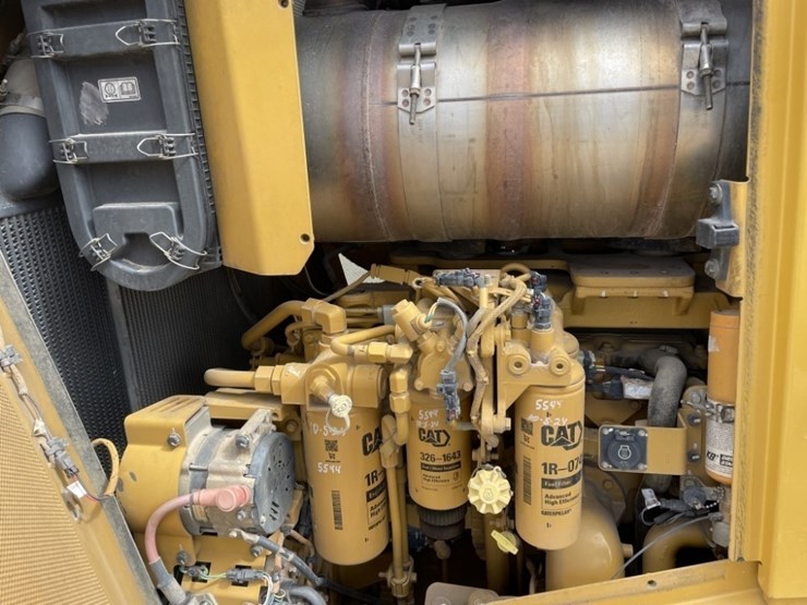 2015-caterpillar-d8t-image-58
