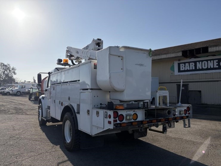 2014-freightliner-m2-106-image-4