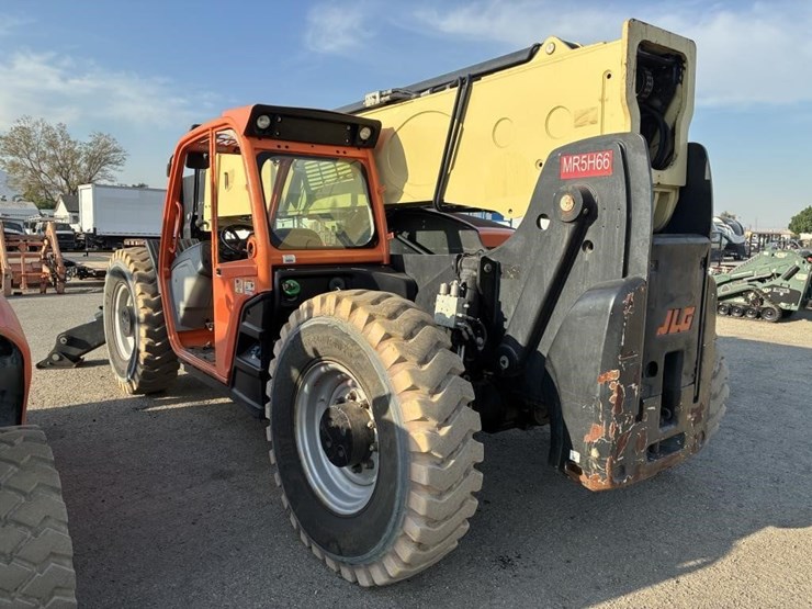 2015-jlg-1055-image-4