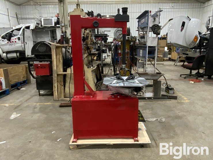 2025-massey-ferguson-730-image-4