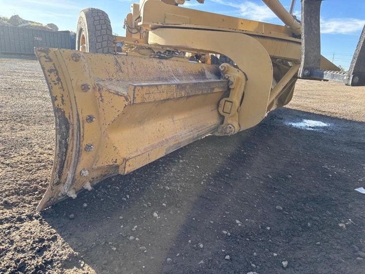 2006-caterpillar-143h-motor-grader-image-10